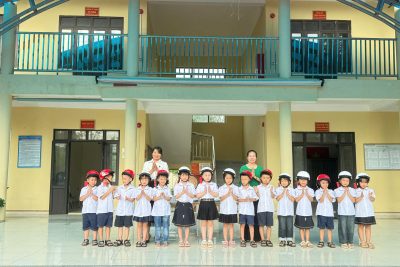 Trường TH – THCS Yên bình đã tổ chức chương trình trao tặng 85 mũ bảo hiểm đạt chuẩn cho học sinh khối lớp 1
