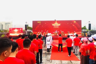 Tập thể giáo viên Trường Tiểu học & THCS Yên Bình tham gia sự kiện “Cùng Việt Nam tiến bước”