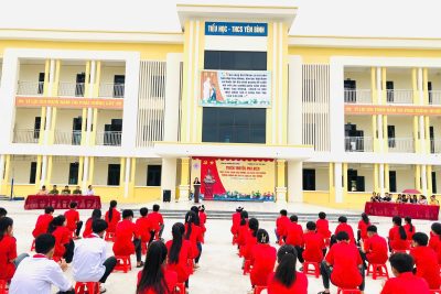 Trường TH&THCS Yên Bình phối hợp với Công an phường Yên Thắng tổ chức buổi tuyên truyền, phổ biến trật tự an toàn giao thông, an toàn học đường, phòng chống ma túy và bạo lực học đường